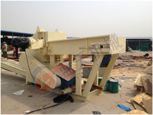 Wood crusher machine